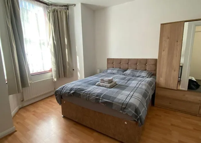 Entire 2 Bed Flat 10 Mins To Central London