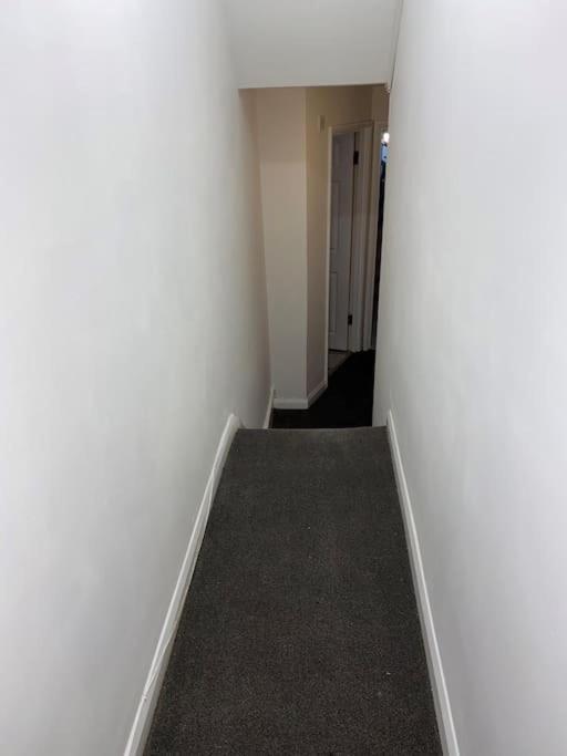 Entire 2 Bed Flat 10 Mins To Апартаменты