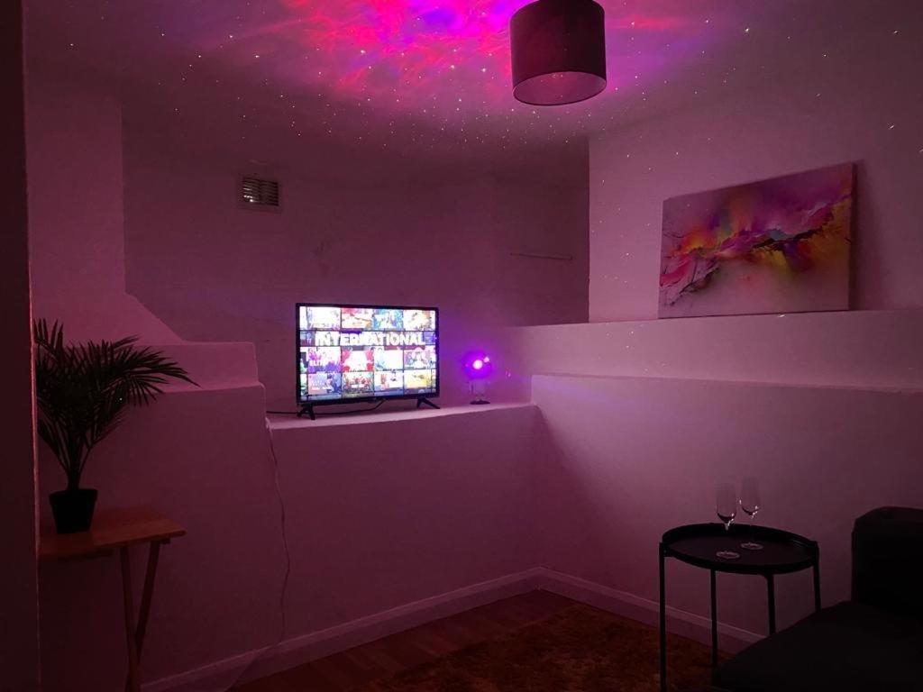 Entire 2 Bed Flat 10 Mins To Апартаменты *